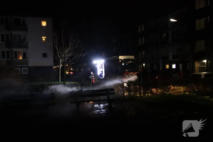 Brandweer blust brandend bankje