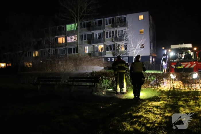 Brandweer blust brandend bankje