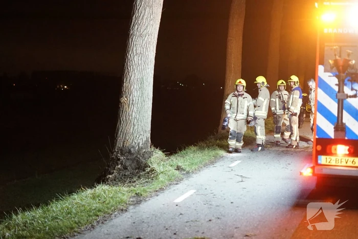 Auto raakt van weg, schampt boom en belandt ondersteboven in de sloot