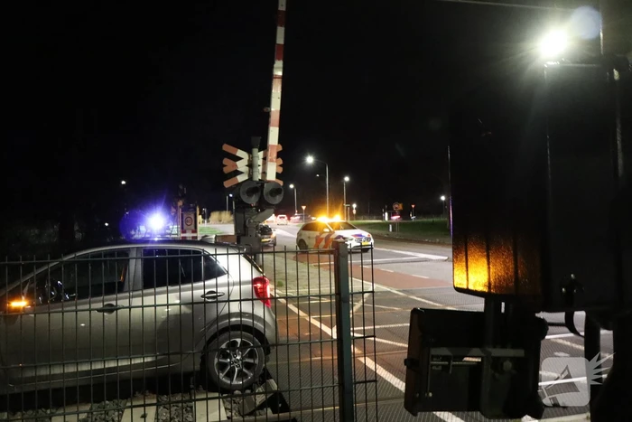 Persoon laat auto op spoor achter