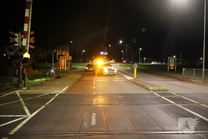 Persoon laat auto op spoor achter