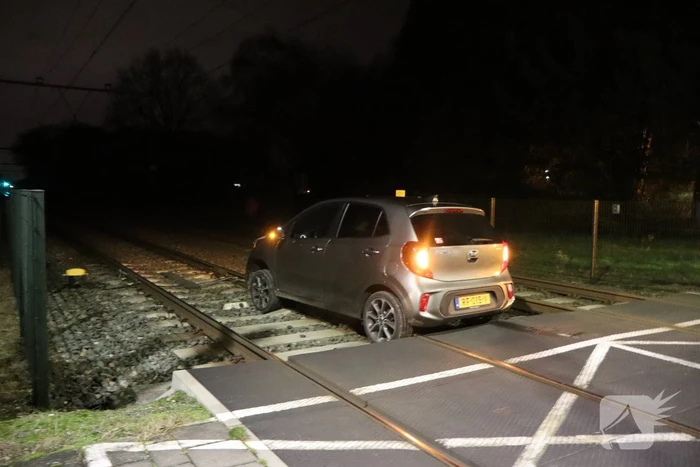 Persoon laat auto op spoor achter