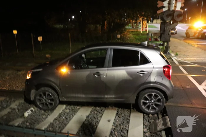 Persoon laat auto op spoor achter