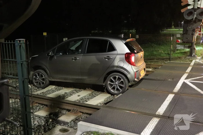 Persoon laat auto op spoor achter