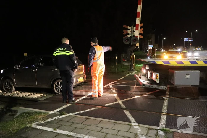 Persoon laat auto op spoor achter