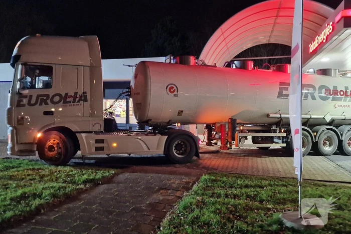 Vrachtwagenchauffeur ramt tankstation