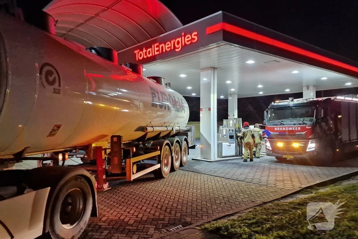 Vrachtwagenchauffeur ramt tankstation