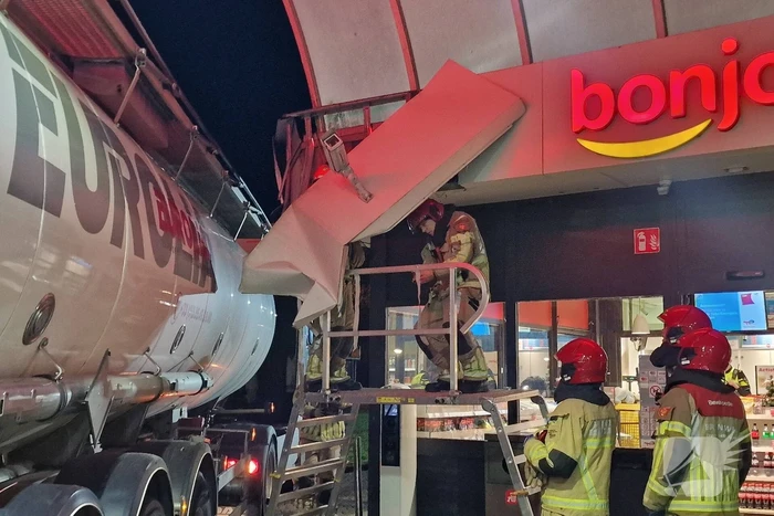 Vrachtwagenchauffeur ramt tankstation