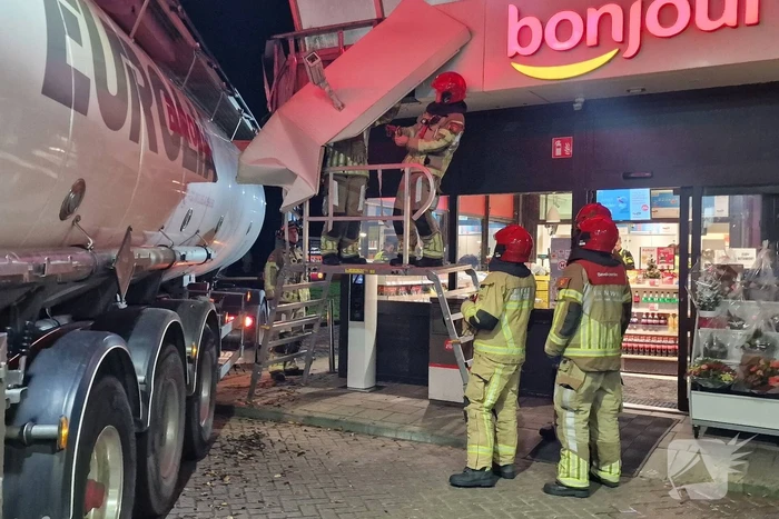 Vrachtwagenchauffeur ramt tankstation