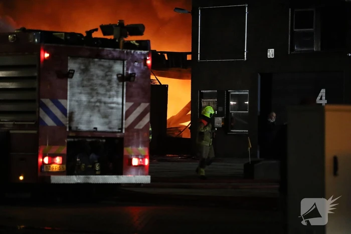 Zeer grote uitslaande brand in ijsfrabriek