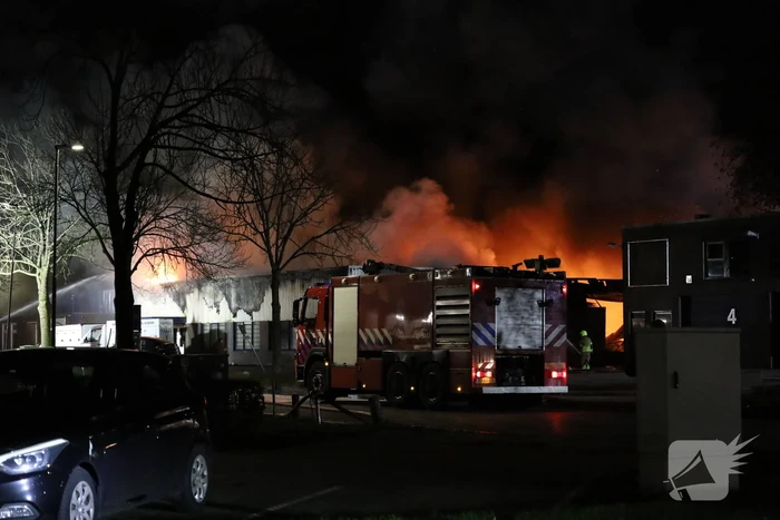 Zeer grote uitslaande brand in ijsfrabriek