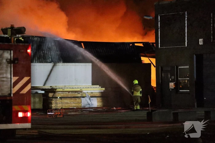 Zeer grote uitslaande brand in ijsfrabriek