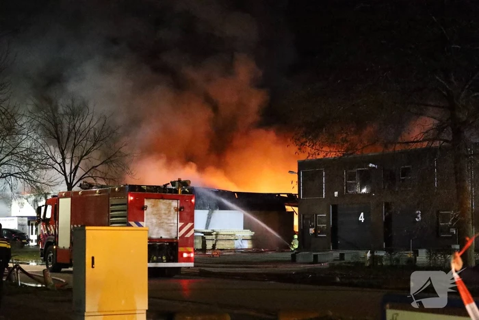 Zeer grote uitslaande brand in ijsfrabriek