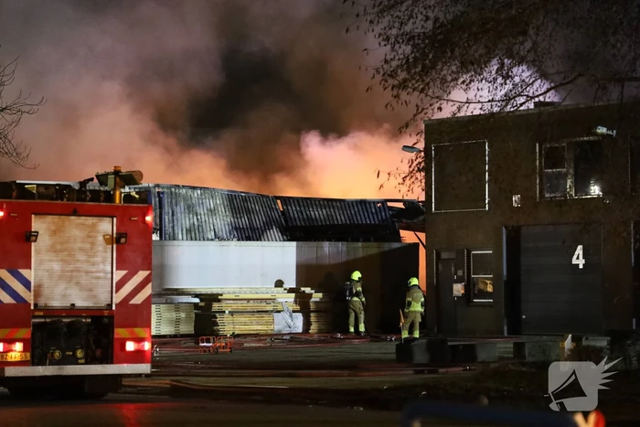 Zeer grote uitslaande brand in ijsfrabriek