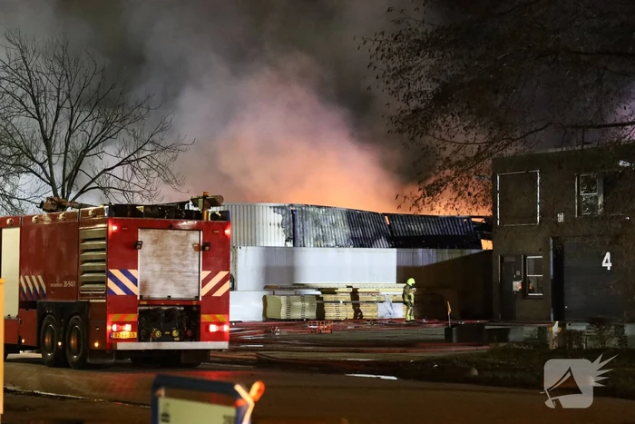 Zeer grote uitslaande brand in ijsfrabriek