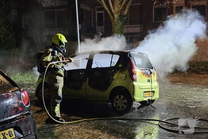 Geparkeerde auto door brand verwoest