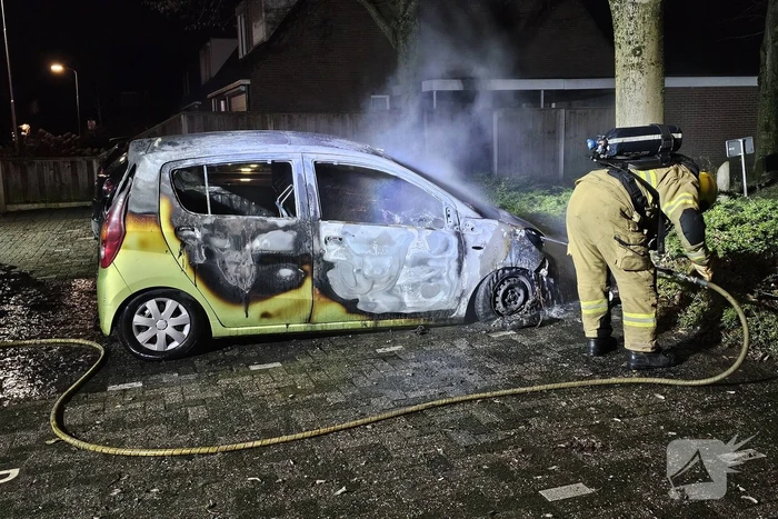 Geparkeerde auto door brand verwoest