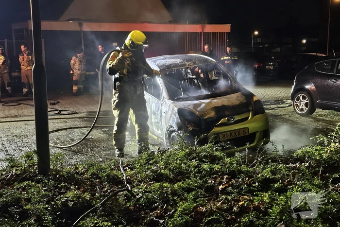 Geparkeerde auto door brand verwoest