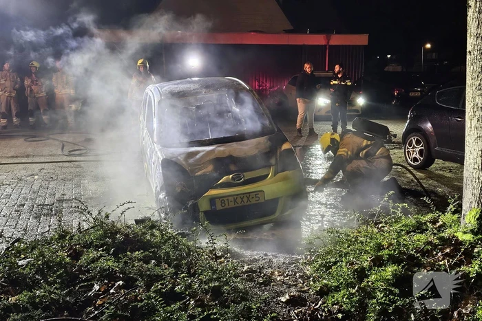 Geparkeerde auto door brand verwoest