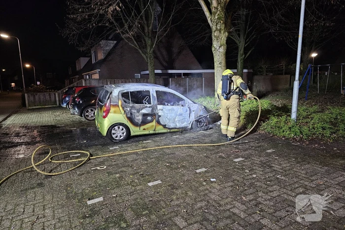 Geparkeerde auto door brand verwoest