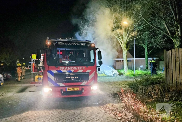 Geparkeerde auto door brand verwoest