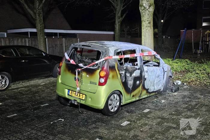 Geparkeerde auto door brand verwoest