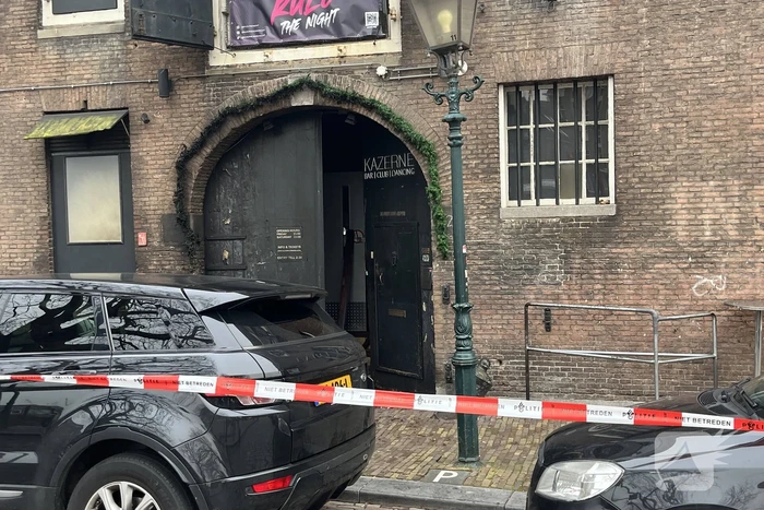 Schade na explosie bij ingang van café