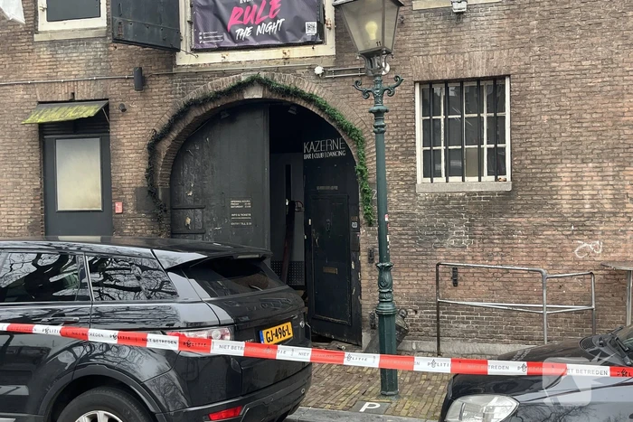 Schade na explosie bij ingang van café