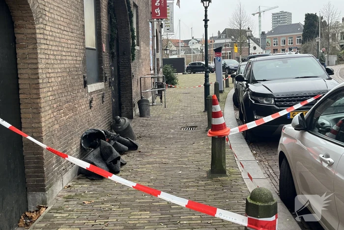 Schade na explosie bij ingang van café