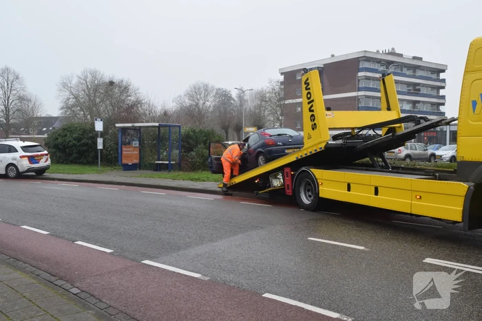 Auto raakt van weg en belandt in bosjes