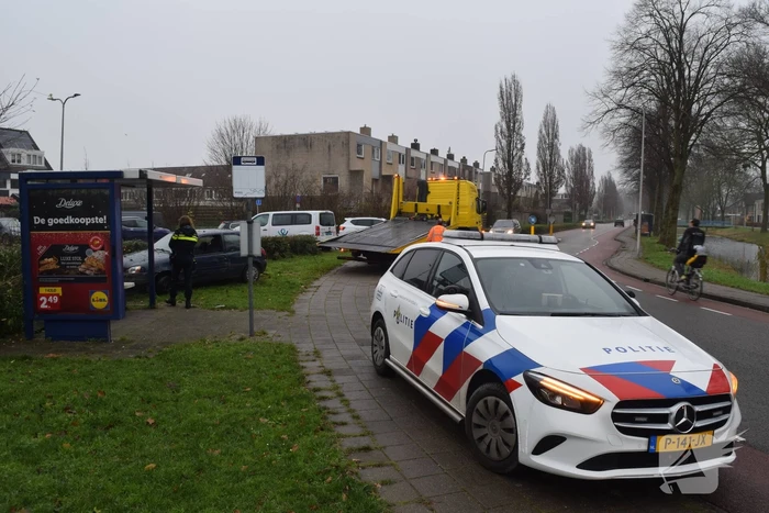 Auto raakt van weg en belandt in bosjes