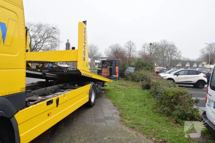 Auto raakt van weg en belandt in bosjes