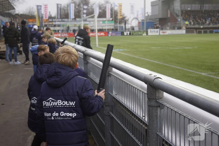 Groot aantal jeugdleden juichen luid voor SV Spakenburg