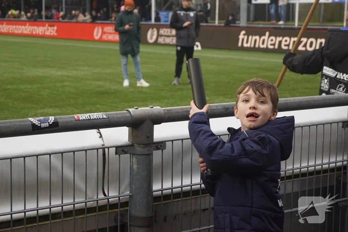 Groot aantal jeugdleden juichen luid voor SV Spakenburg