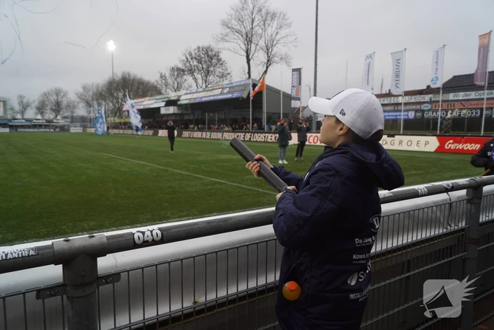 Groot aantal jeugdleden juichen luid voor SV Spakenburg