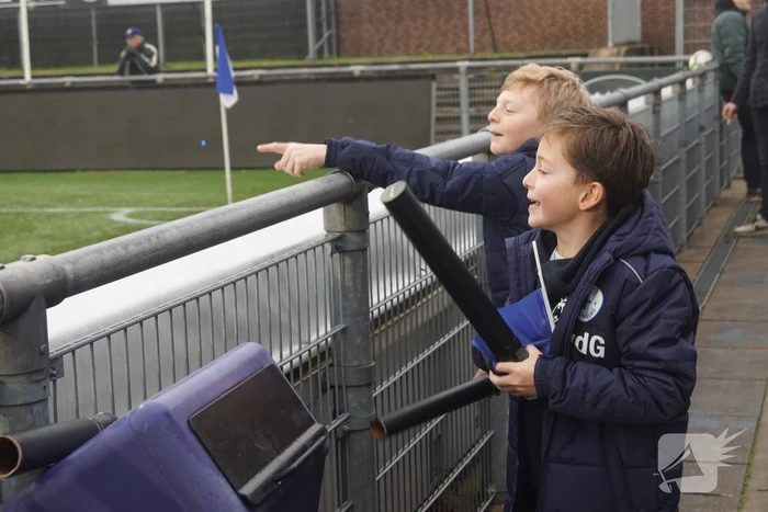 Groot aantal jeugdleden juichen luid voor SV Spakenburg