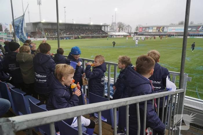Groot aantal jeugdleden juichen luid voor SV Spakenburg