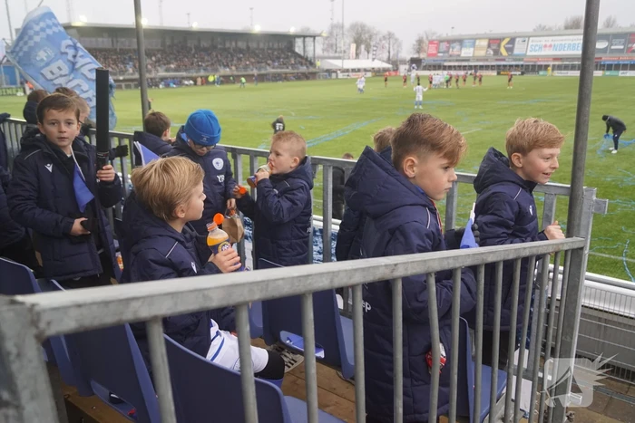Groot aantal jeugdleden juichen luid voor SV Spakenburg