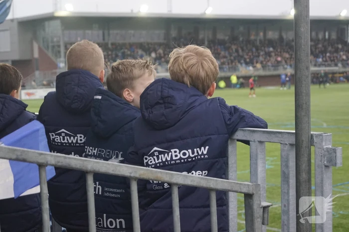 Groot aantal jeugdleden juichen luid voor SV Spakenburg