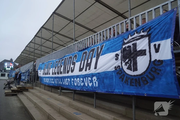 Groot aantal jeugdleden juichen luid voor SV Spakenburg