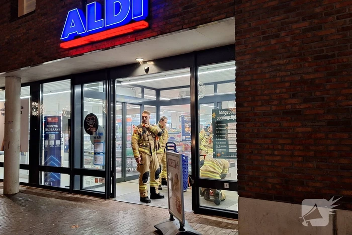 Brandweer ventileert winkel na rookontwikkeling door vuurwerk