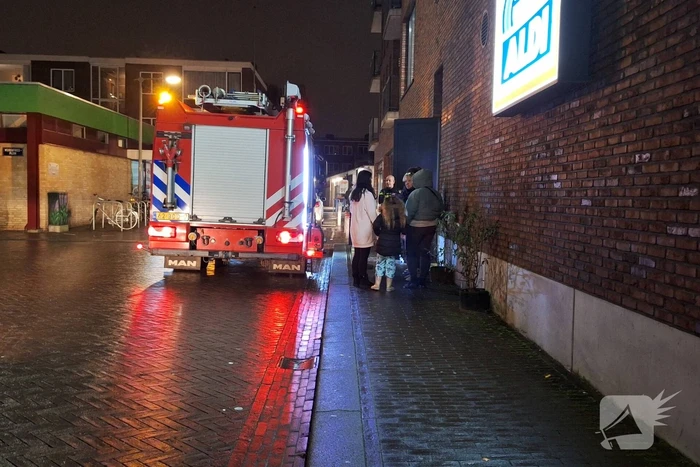 Brandweer ventileert winkel na rookontwikkeling door vuurwerk