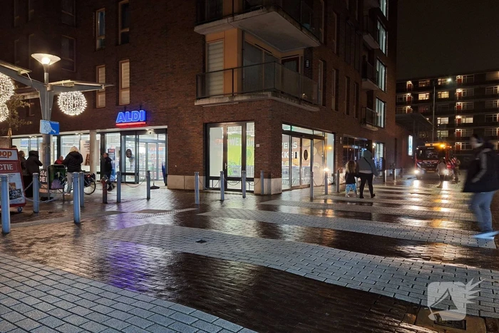 Brandweer ventileert winkel na rookontwikkeling door vuurwerk