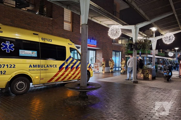 Brandweer ventileert winkel na rookontwikkeling door vuurwerk