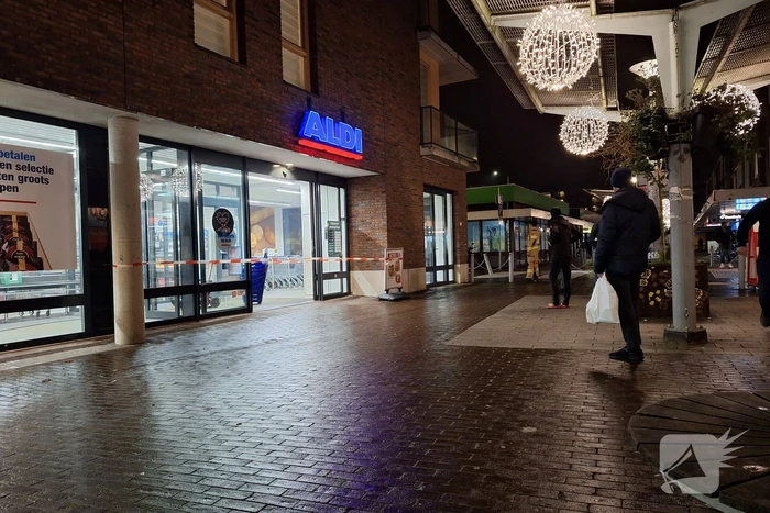 Brandweer ventileert winkel na rookontwikkeling door vuurwerk