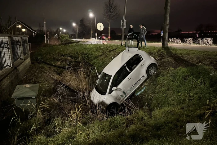 Automobilist belandt in sloot