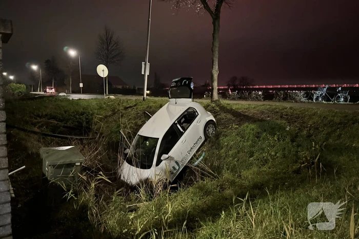 Automobilist belandt in sloot