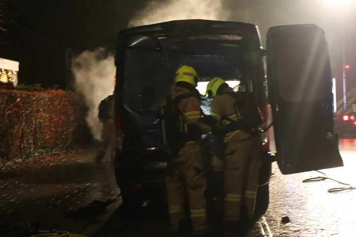 Bestelbus zwaar beschadigd door brand, politie onderzoekt brandstichting