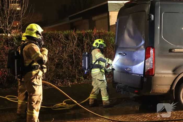 Bestelbus zwaar beschadigd door brand, politie onderzoekt brandstichting