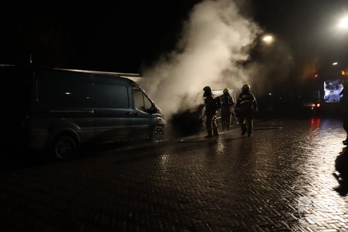 Bestelbus zwaar beschadigd door brand, politie onderzoekt brandstichting